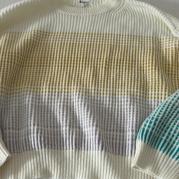 Size medium sweater - Picture 2 of 5